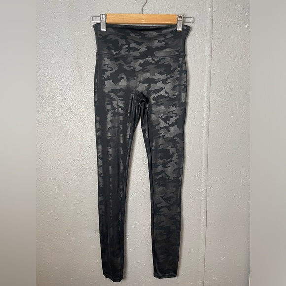 Spanx Faux Leather Camo Leggings in Black Size Small - Picture 6 of 11